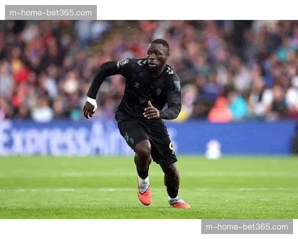 维拉法国后腰卡马拉膝伤康复期漫长，下赛季季前备战回归